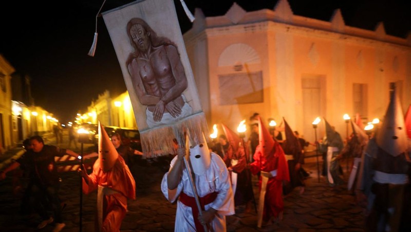 Umat ​​Katolik berkerudung menghadiri Prosesi Obor, yang dikenal sebagai Prosesi Fogareu, selama Pekan Suci di Goias, Negara Bagian Goias, Brasil, 2 April 2026. (REUTERS/Adriano Machado)