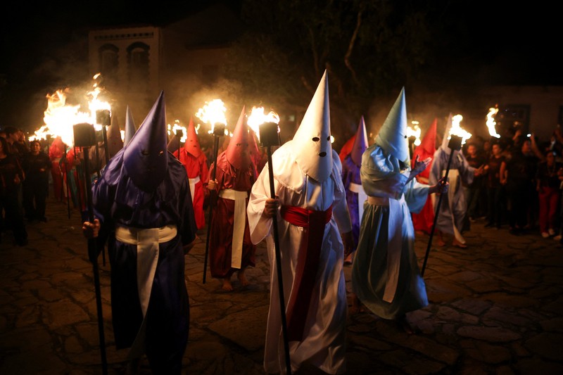 Umat ​​Katolik berkerudung menghadiri Prosesi Obor, yang dikenal sebagai Prosesi Fogareu, selama Pekan Suci di Goias, Negara Bagian Goias, Brasil, 2 April 2026. (REUTERS/Adriano Machado)