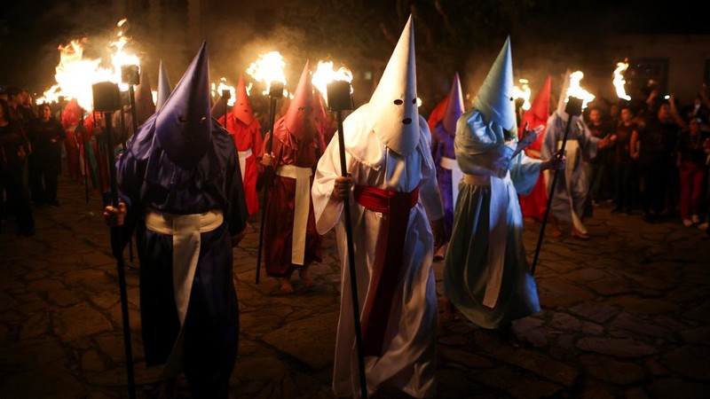 Umat ​​Katolik berkerudung menghadiri Prosesi Obor, yang dikenal sebagai Prosesi Fogareu, selama Pekan Suci di Goias, Negara Bagian Goias, Brasil, 2 April 2026. (REUTERS/Adriano Machado)