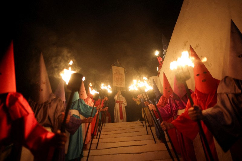 Umat ​​Katolik berkerudung menghadiri Prosesi Obor, yang dikenal sebagai Prosesi Fogareu, selama Pekan Suci di Goias, Negara Bagian Goias, Brasil, 2 April 2026. (REUTERS/Adriano Machado)