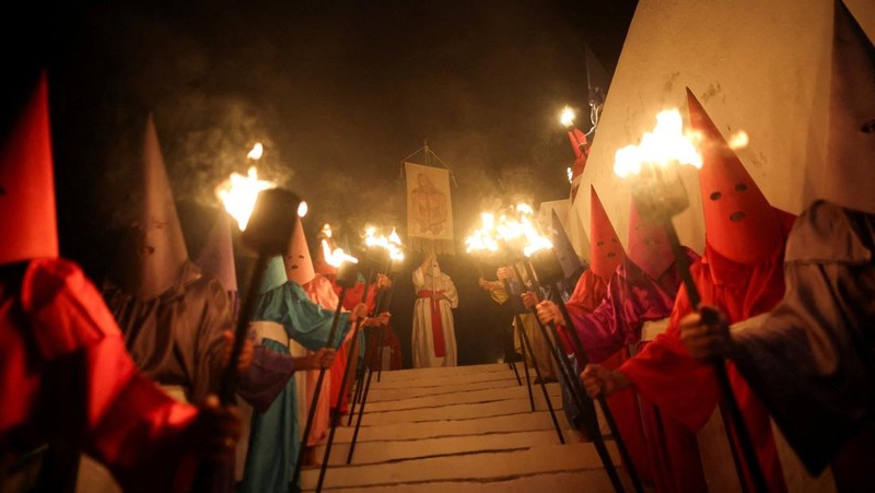 Umat ​​Katolik berkerudung menghadiri Prosesi Obor, yang dikenal sebagai Prosesi Fogareu, selama Pekan Suci di Goias, Negara Bagian Goias, Brasil, 2 April 2026. (REUTERS/Adriano Machado)