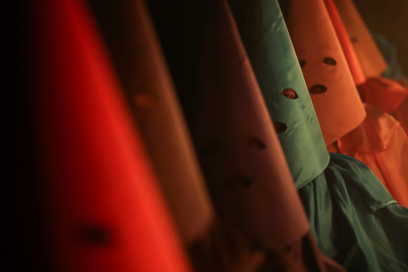 Umat ​​Katolik berkerudung menghadiri Prosesi Obor, yang dikenal sebagai Prosesi Fogareu, selama Pekan Suci di Goias, Negara Bagian Goias, Brasil, 2 April 2026. (REUTERS/Adriano Machado)