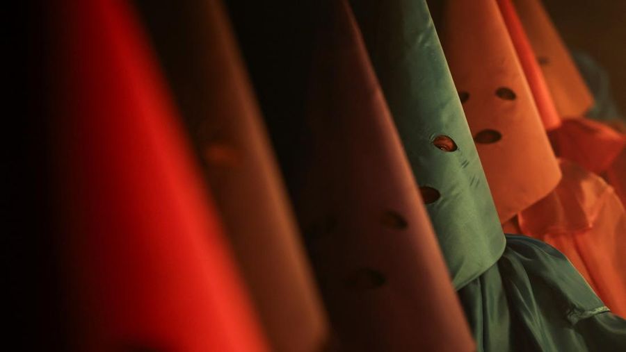 Umat ​​Katolik berkerudung menghadiri Prosesi Obor, yang dikenal sebagai Prosesi Fogareu, selama Pekan Suci di Goias, Negara Bagian Goias, Brasil, 2 April 2026. (REUTERS/Adriano Machado)