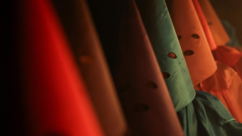 Umat ​​Katolik berkerudung menghadiri Prosesi Obor, yang dikenal sebagai Prosesi Fogareu, selama Pekan Suci di Goias, Negara Bagian Goias, Brasil, 2 April 2026. (REUTERS/Adriano Machado)