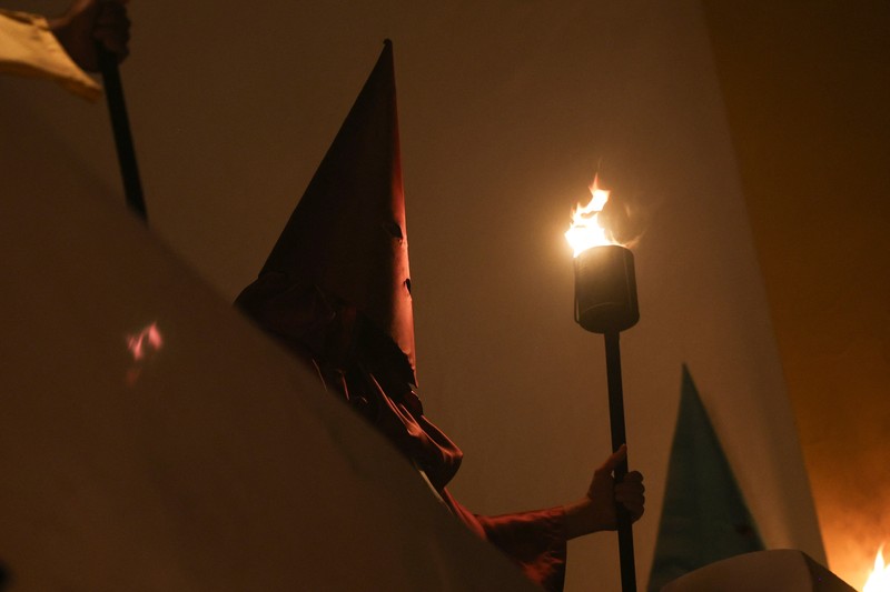 Umat ​​Katolik berkerudung menghadiri Prosesi Obor, yang dikenal sebagai Prosesi Fogareu, selama Pekan Suci di Goias, Negara Bagian Goias, Brasil, 2 April 2026. (REUTERS/Adriano Machado)