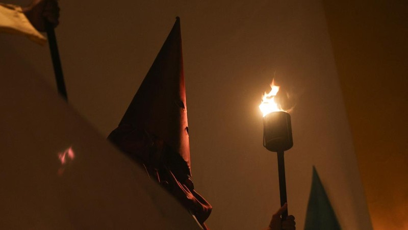 Umat ​​Katolik berkerudung menghadiri Prosesi Obor, yang dikenal sebagai Prosesi Fogareu, selama Pekan Suci di Goias, Negara Bagian Goias, Brasil, 2 April 2026. (REUTERS/Adriano Machado)