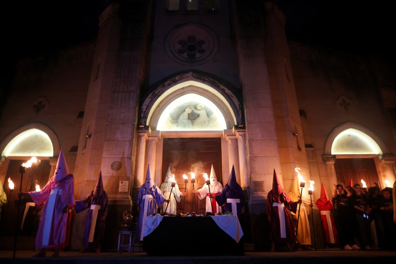 Umat ​​Katolik berkerudung menghadiri Prosesi Obor, yang dikenal sebagai Prosesi Fogareu, selama Pekan Suci di Goias, Negara Bagian Goias, Brasil, 2 April 2026. (REUTERS/Adriano Machado)