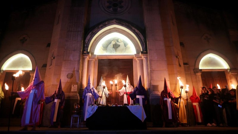 Umat ​​Katolik berkerudung menghadiri Prosesi Obor, yang dikenal sebagai Prosesi Fogareu, selama Pekan Suci di Goias, Negara Bagian Goias, Brasil, 2 April 2026. (REUTERS/Adriano Machado)