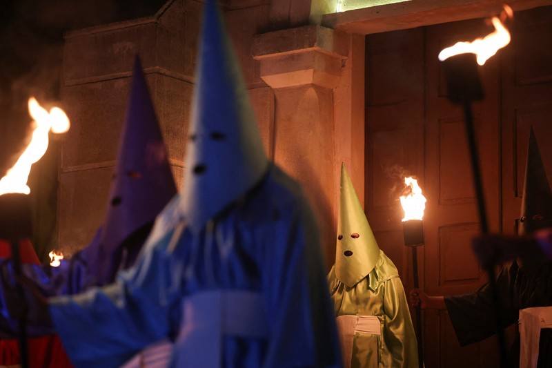 Umat ​​Katolik berkerudung menghadiri Prosesi Obor, yang dikenal sebagai Prosesi Fogareu, selama Pekan Suci di Goias, Negara Bagian Goias, Brasil, 2 April 2026. (REUTERS/Adriano Machado)