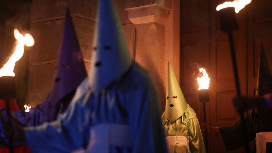 Umat ​​Katolik berkerudung menghadiri Prosesi Obor, yang dikenal sebagai Prosesi Fogareu, selama Pekan Suci di Goias, Negara Bagian Goias, Brasil, 2 April 2026. (REUTERS/Adriano Machado)