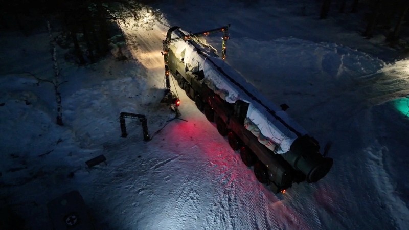 Unit sistem rudal balistik antarbenua Yars Rusia bergerak selama latihan oleh pasukan rudal strategis negara itu di lokasi yang tidak diketahui di Siberia, Rusia, dalam gambar ini yang diambil dari rekaman yang dirilis pada 2 April 2026. (Russian Defence Ministry/Handout via REUTERS)