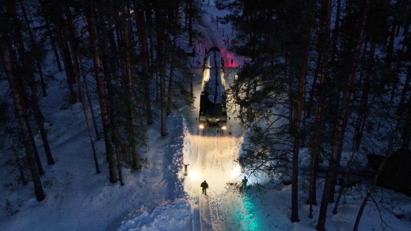 Unit sistem rudal balistik antarbenua Yars Rusia bergerak selama latihan oleh pasukan rudal strategis negara itu di lokasi yang tidak diketahui di Siberia, Rusia, dalam gambar ini yang diambil dari rekaman yang dirilis pada 2 April 2026. (Russian Defence Ministry/Handout via REUTERS)