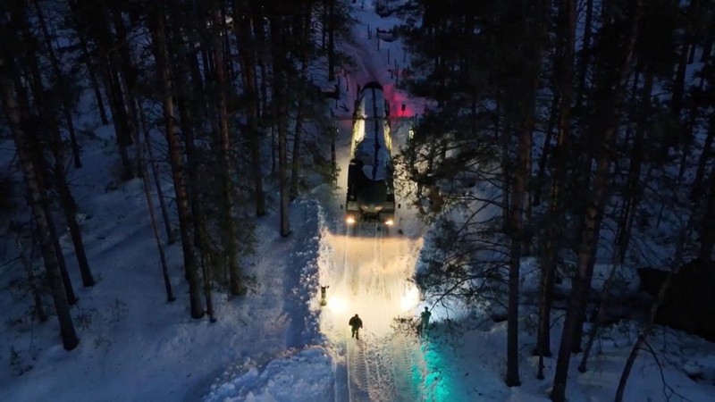 Unit sistem rudal balistik antarbenua Yars Rusia bergerak selama latihan oleh pasukan rudal strategis negara itu di lokasi yang tidak diketahui di Siberia, Rusia, dalam gambar ini yang diambil dari rekaman yang dirilis pada 2 April 2026. (Russian Defence Ministry/Handout via REUTERS)