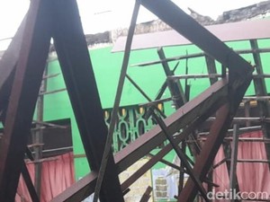 Brukk! Atap Ruang Kelas SDN 2 Sribit Klaten Ambruk