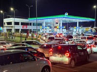 Harga Bensin Naik 2 Kali Sebulan, SPBU Negara Ini Ramai Mirip Pasar