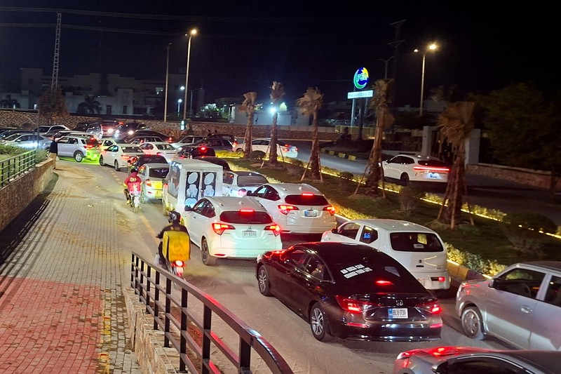 Kendaraan menunggu giliran untuk mengisi bahan bakar di sebuah SPBU, karena Pakistan menaikkan harga bahan bakar di tengah konflik AS-Israel dengan Iran, di Islamabad, Pakistan, 2 April 2026. (REUTERS/Naveed Mirza)