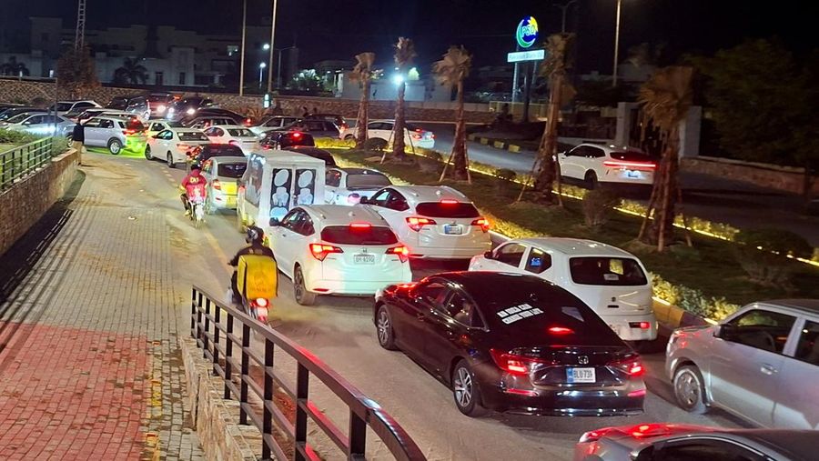 Kendaraan menunggu giliran untuk mengisi bahan bakar di sebuah SPBU, karena Pakistan menaikkan harga bahan bakar di tengah konflik AS-Israel dengan Iran, di Islamabad, Pakistan, 2 April 2026. (REUTERS/Naveed Mirza)