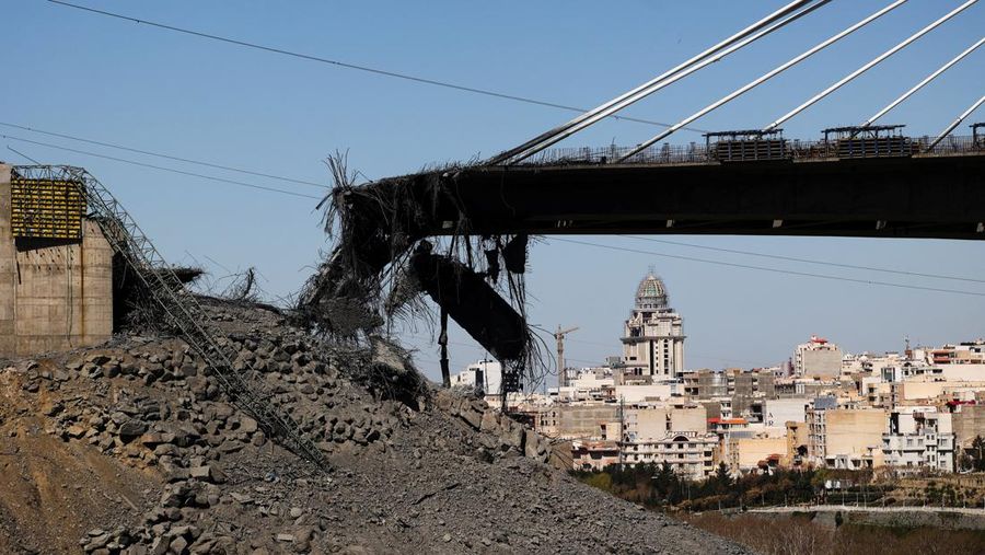 Kondisi jembatan B1 yang rusak akibat serangan udara AS di Karaj, Iran, Jumat (3/4/2026). (Majid Asgaripour/WANA via REUTERS)