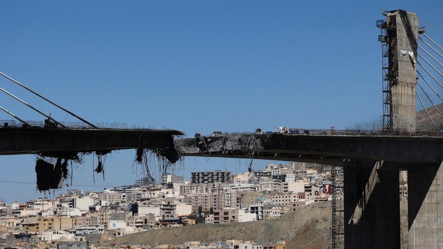 Kondisi jembatan B1 yang rusak akibat serangan udara AS di Karaj, Iran, Jumat (3/4/2026). (Majid Asgaripour/WANA via REUTERS)