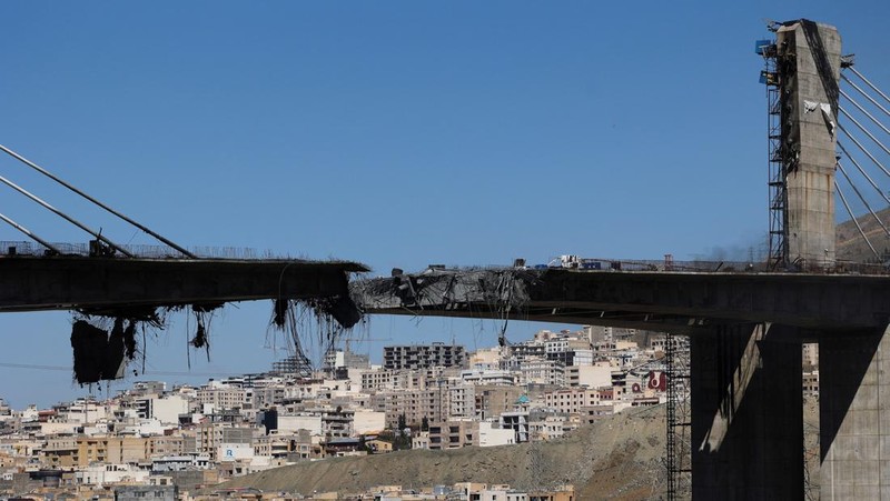Kondisi jembatan B1 yang rusak akibat serangan udara AS di Karaj, Iran, Jumat (3/4/2026). (Majid Asgaripour/WANA via REUTERS)
