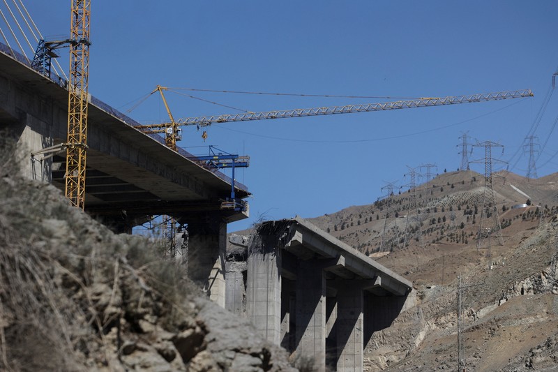 Kondisi jembatan B1 yang rusak akibat serangan udara AS di Karaj, Iran, Jumat (3/4/2026). (Majid Asgaripour/WANA via REUTERS)