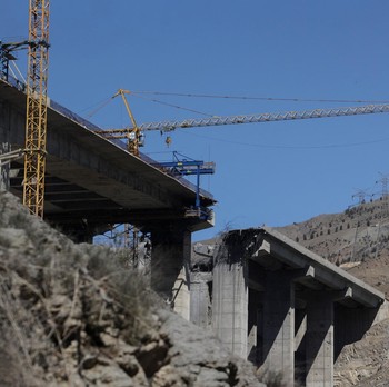 Potret Jembatan Tertinggi di Timur Tengah Hancur Dihantam Rudal AS