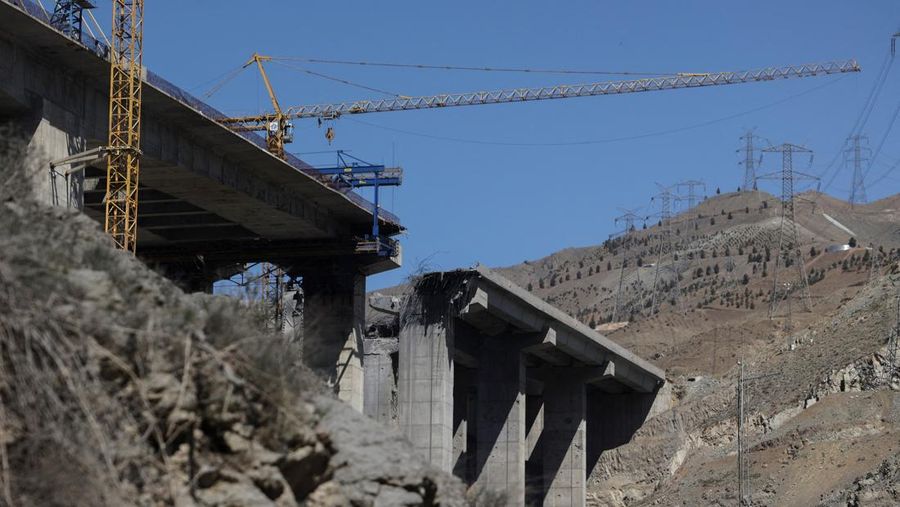 Kondisi jembatan B1 yang rusak akibat serangan udara AS di Karaj, Iran, Jumat (3/4/2026). (Majid Asgaripour/WANA via REUTERS)