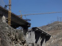 Potret Jembatan Tertinggi di Timur Tengah Hancur Dihantam Rudal AS