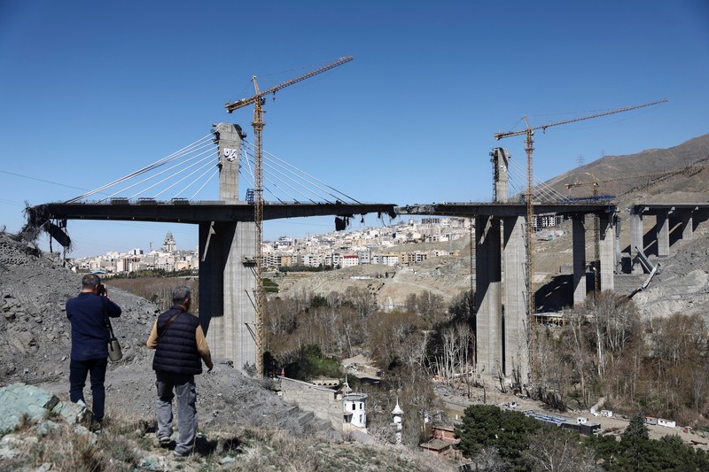 Kondisi jembatan B1 yang rusak akibat serangan udara AS di Karaj, Iran, Jumat (3/4/2026). (Majid Asgaripour/WANA via REUTERS)