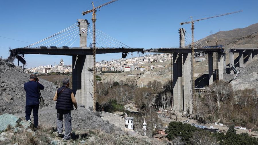Kondisi jembatan B1 yang rusak akibat serangan udara AS di Karaj, Iran, Jumat (3/4/2026). (Majid Asgaripour/WANA via REUTERS)