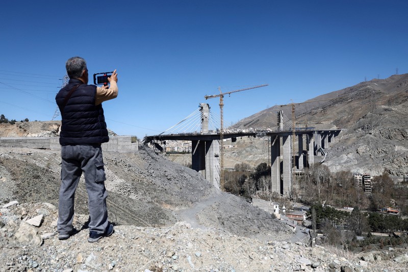 Kondisi jembatan B1 yang rusak akibat serangan udara AS di Karaj, Iran, Jumat (3/4/2026). (Majid Asgaripour/WANA via REUTERS)