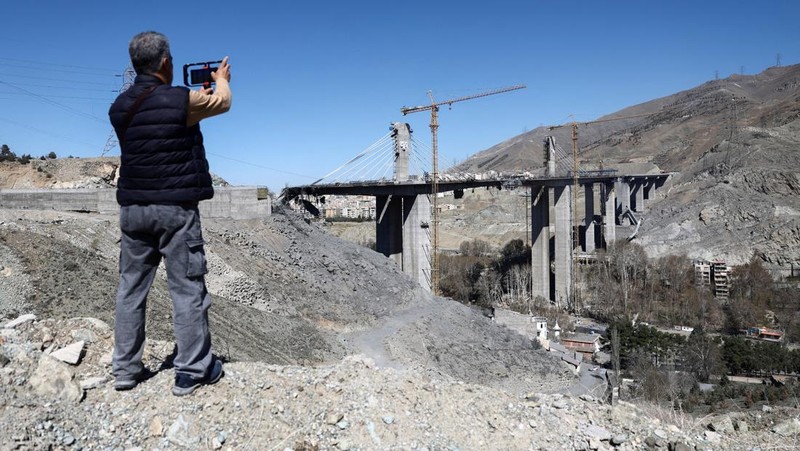 Kondisi jembatan B1 yang rusak akibat serangan udara AS di Karaj, Iran, Jumat (3/4/2026). (Majid Asgaripour/WANA via REUTERS)