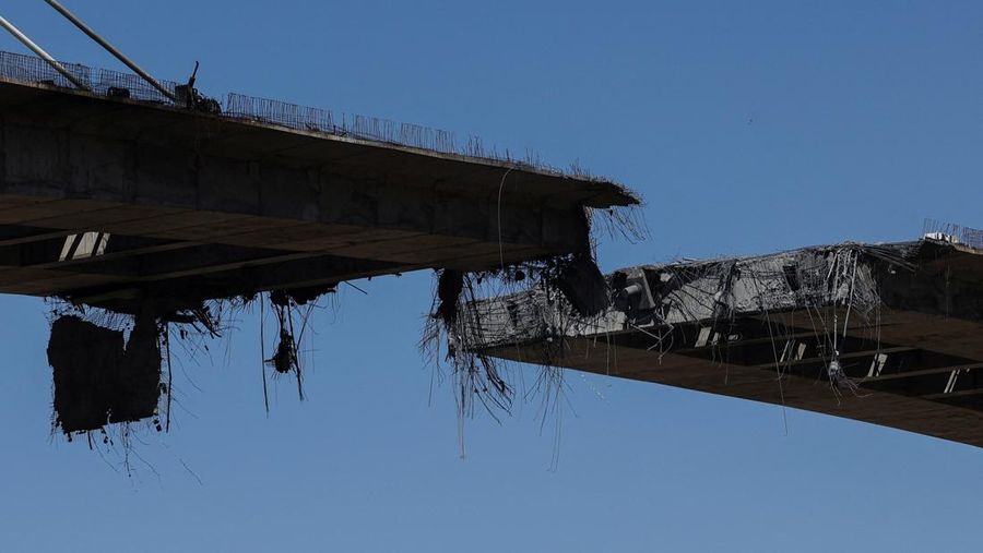 Kondisi jembatan B1 yang rusak akibat serangan udara AS di Karaj, Iran, Jumat (3/4/2026). (Majid Asgaripour/WANA via REUTERS)