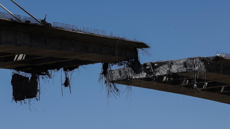 Kondisi jembatan B1 yang rusak akibat serangan udara AS di Karaj, Iran, Jumat (3/4/2026). (Majid Asgaripour/WANA via REUTERS)
