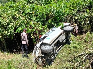 Mobil Jenazah RSUD Yowari Jayapura Terbalik gegara Rem Blong, 2 Orang Luka