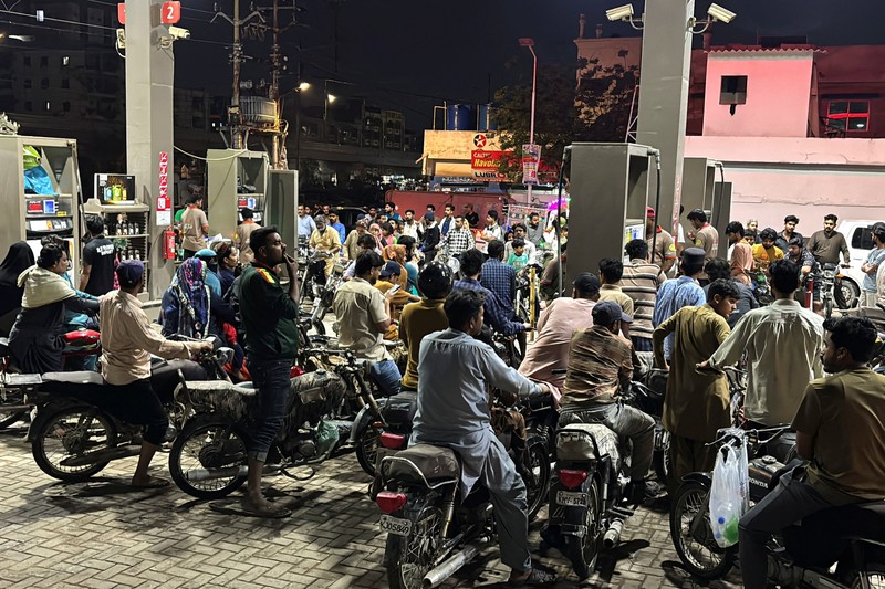 Kendaraan menunggu giliran untuk mengisi bahan bakar di sebuah SPBU, karena Pakistan menaikkan harga bahan bakar di tengah konflik AS-Israel dengan Iran, di Islamabad, Pakistan, 2 April 2026. (REUTERS/Naveed Mirza)