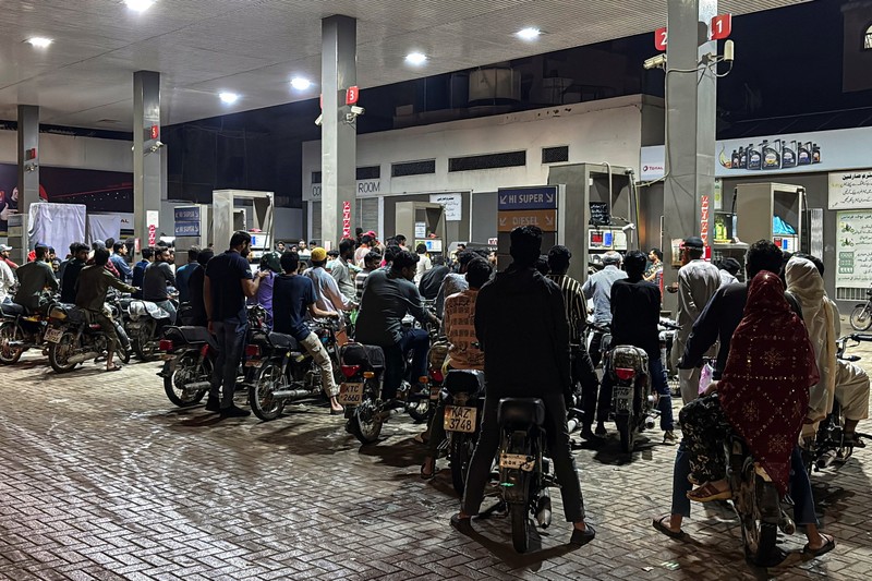 Kendaraan menunggu giliran untuk mengisi bahan bakar di sebuah SPBU, karena Pakistan menaikkan harga bahan bakar di tengah konflik AS-Israel dengan Iran, di Islamabad, Pakistan, 2 April 2026. (REUTERS/Naveed Mirza)