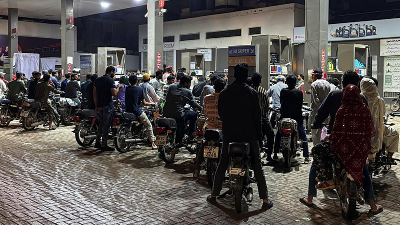 Kendaraan menunggu giliran untuk mengisi bahan bakar di sebuah SPBU, karena Pakistan menaikkan harga bahan bakar di tengah konflik AS-Israel dengan Iran, di Islamabad, Pakistan, 2 April 2026. (REUTERS/Naveed Mirza)