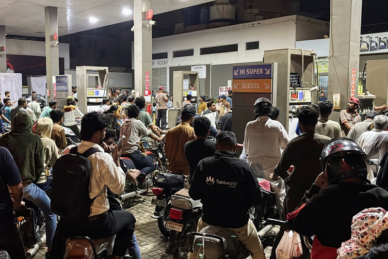 Kendaraan menunggu giliran untuk mengisi bahan bakar di sebuah SPBU, karena Pakistan menaikkan harga bahan bakar di tengah konflik AS-Israel dengan Iran, di Islamabad, Pakistan, 2 April 2026. (REUTERS/Naveed Mirza)