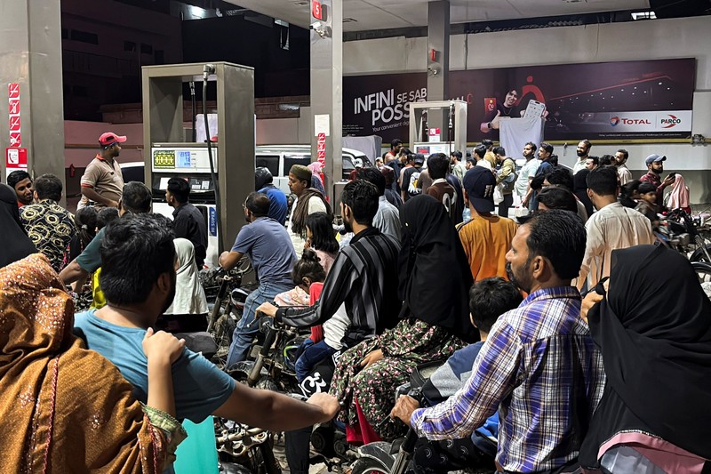 Kendaraan menunggu giliran untuk mengisi bahan bakar di sebuah SPBU, karena Pakistan menaikkan harga bahan bakar di tengah konflik AS-Israel dengan Iran, di Islamabad, Pakistan, 2 April 2026. (REUTERS/Naveed Mirza)