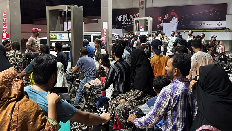 Kendaraan menunggu giliran untuk mengisi bahan bakar di sebuah SPBU, karena Pakistan menaikkan harga bahan bakar di tengah konflik AS-Israel dengan Iran, di Islamabad, Pakistan, 2 April 2026. (REUTERS/Naveed Mirza)