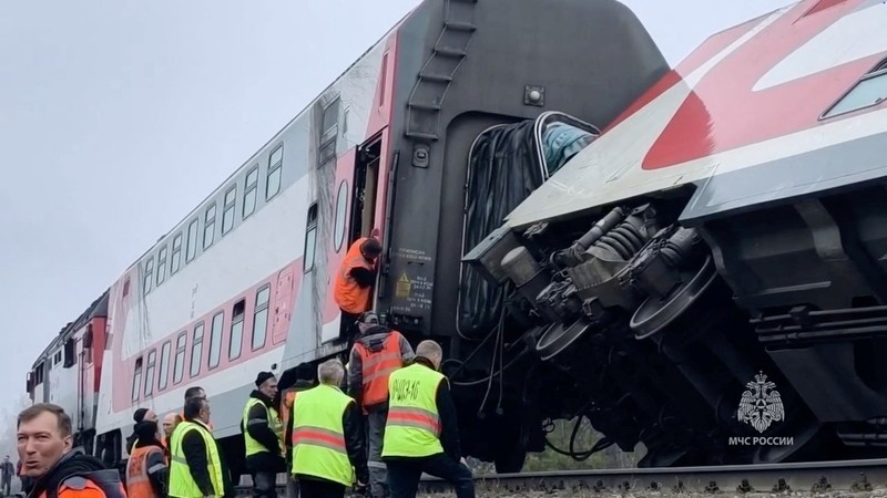 Para spesialis darurat bekerja di lokasi kecelakaan kereta penumpang di Wilayah Ulyanovsk, Rusia, Jumat (3/4/2026). (Russian Emergencies Ministry/Handout via REUTERS)