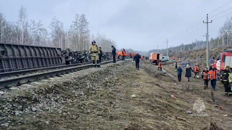 Para spesialis darurat bekerja di lokasi kecelakaan kereta penumpang di Wilayah Ulyanovsk, Rusia, Jumat (3/4/2026). (Russian Emergencies Ministry/Handout via REUTERS)