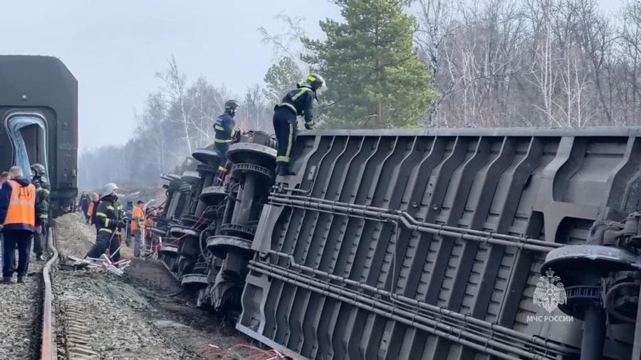 Para spesialis darurat bekerja di lokasi kecelakaan kereta penumpang di Wilayah Ulyanovsk, Rusia, Jumat (3/4/2026). (Russian Emergencies Ministry/Handout via REUTERS)