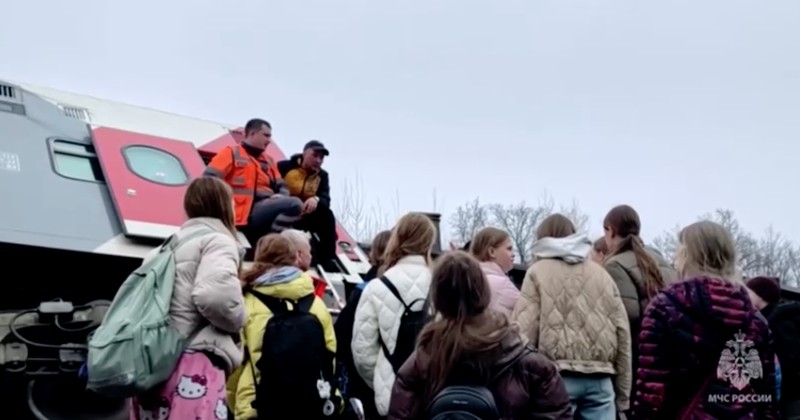 Para spesialis darurat bekerja di lokasi kecelakaan kereta penumpang di Wilayah Ulyanovsk, Rusia, Jumat (3/4/2026). (Russian Emergencies Ministry/Handout via REUTERS)