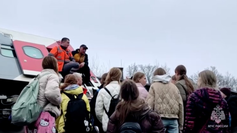 Para spesialis darurat bekerja di lokasi kecelakaan kereta penumpang di Wilayah Ulyanovsk, Rusia, Jumat (3/4/2026). (Russian Emergencies Ministry/Handout via REUTERS)