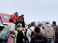 Penampakan Kerete Anjlok Keluar Rel, Penumpang Panik-Korban Berjatuhan