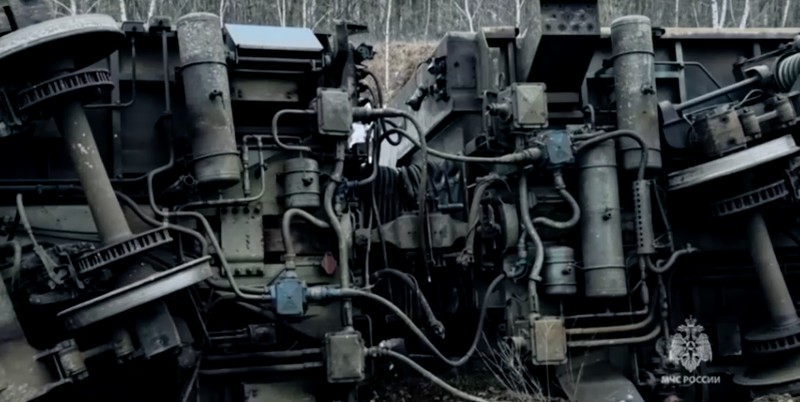 Para spesialis darurat bekerja di lokasi kecelakaan kereta penumpang di Wilayah Ulyanovsk, Rusia, Jumat (3/4/2026). (Russian Emergencies Ministry/Handout via REUTERS)