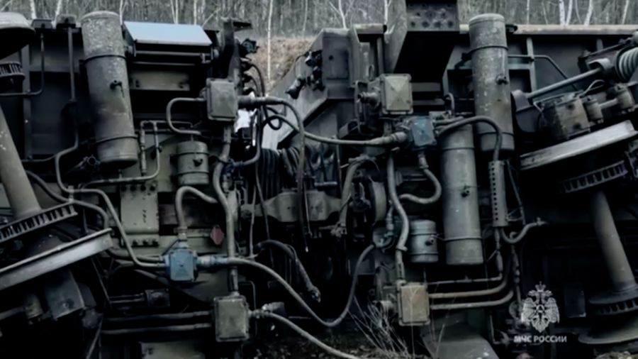 Para spesialis darurat bekerja di lokasi kecelakaan kereta penumpang di Wilayah Ulyanovsk, Rusia, Jumat (3/4/2026). (Russian Emergencies Ministry/Handout via REUTERS)