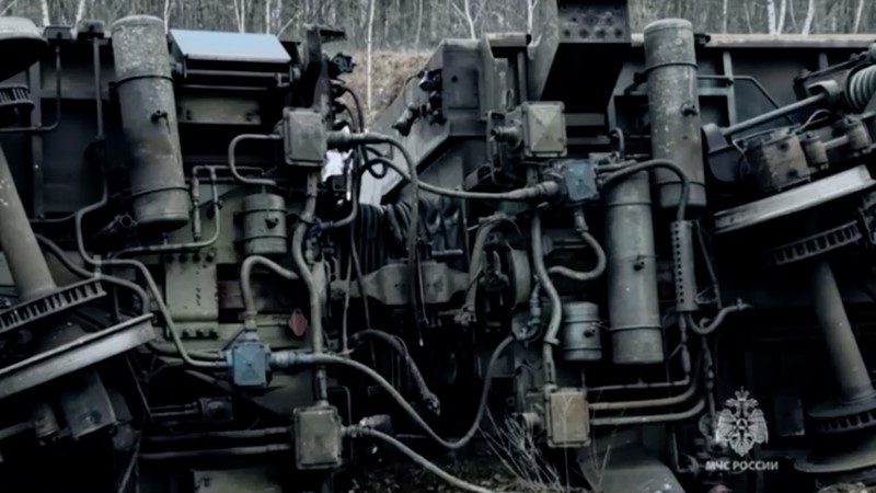 Para spesialis darurat bekerja di lokasi kecelakaan kereta penumpang di Wilayah Ulyanovsk, Rusia, Jumat (3/4/2026). (Russian Emergencies Ministry/Handout via REUTERS)